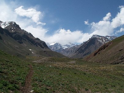 Argentine : au loin,l'Aconcagua culmine  6959 m