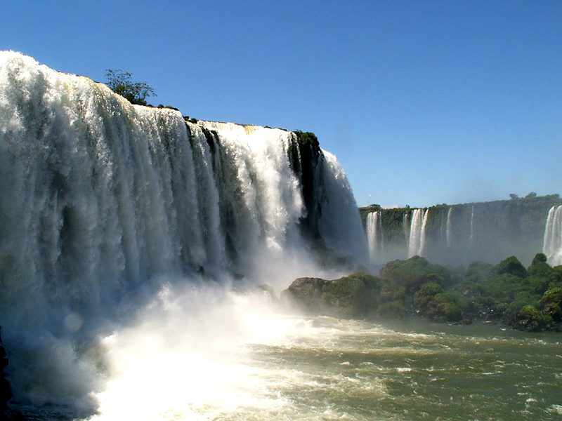 <i><h4>Las Cataratas del Iguazú  </i>