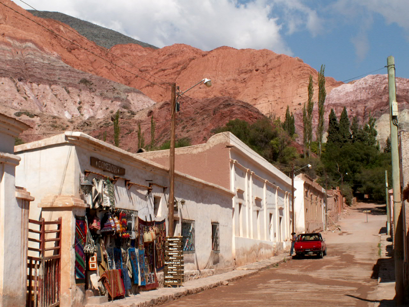 <i><h4>Le jolie village et adoss  une montagne incroyable</i>