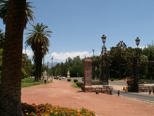 <i>la porte de l'entrée du parc du General San Martin ,père de la patrie et libérateur de l'Argentine,du Chili et du Pérou</i>