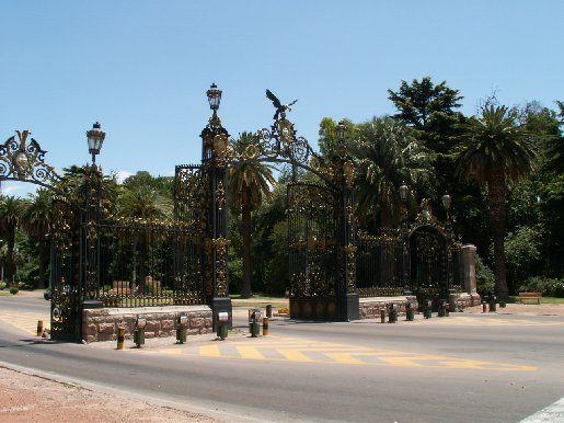 <i>Le parc San Martin est inspiré de celui du bois de Boulogne et du bois de Vincennes.
Ce parc a été dessiné en  1896 par le paysagiste français Charles Thays</i>
