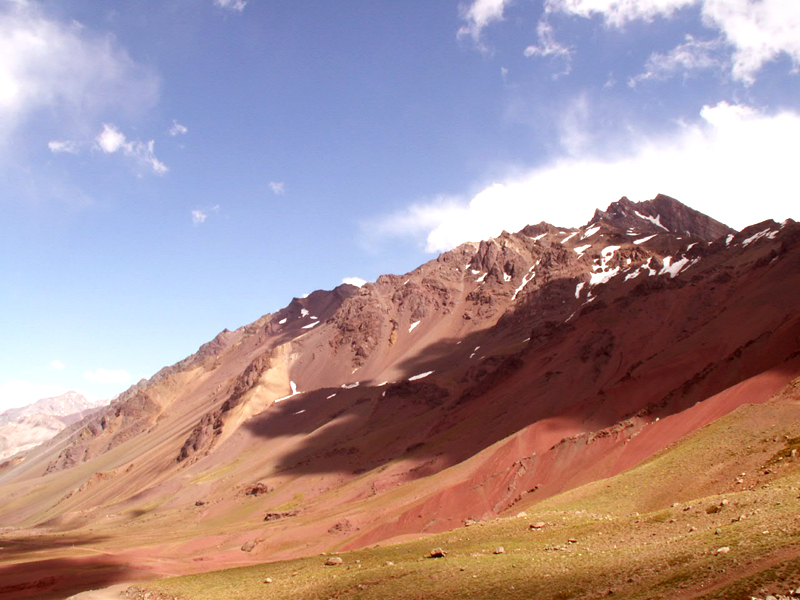 <i><H4> Ses coordonnes sont: 69 59 Longitude Ouest et 32 39 de Latitude Sud dans le nomm Parc Provincial de lAconcagua,  la Province de Mendoza</i>