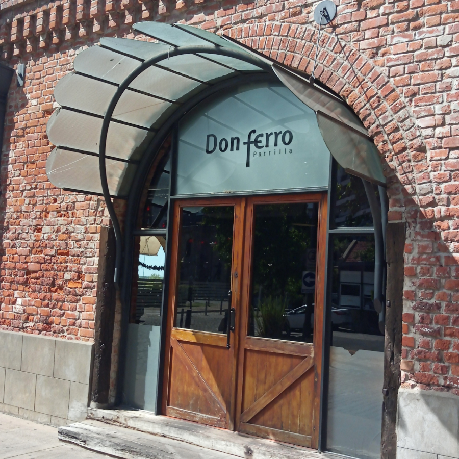 Un grand restaurant au bord du Paraná