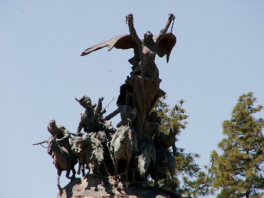 <i>vue rapprochée du monument sur la colline de Mendoza</i>