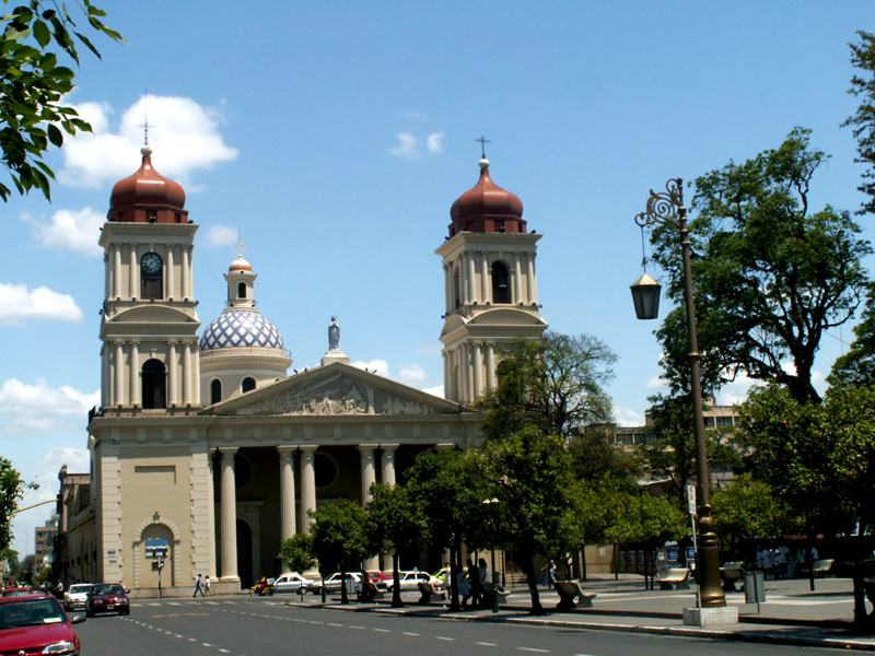 La Cathédrale de San Miguel de Tucumán en Argentine est l'ancienne église-mère de la ville de Tucumán. Elle est aujourd'hui le siège de l'archevêché de la ville et le centre de la province ecclésiastique de Tucumán